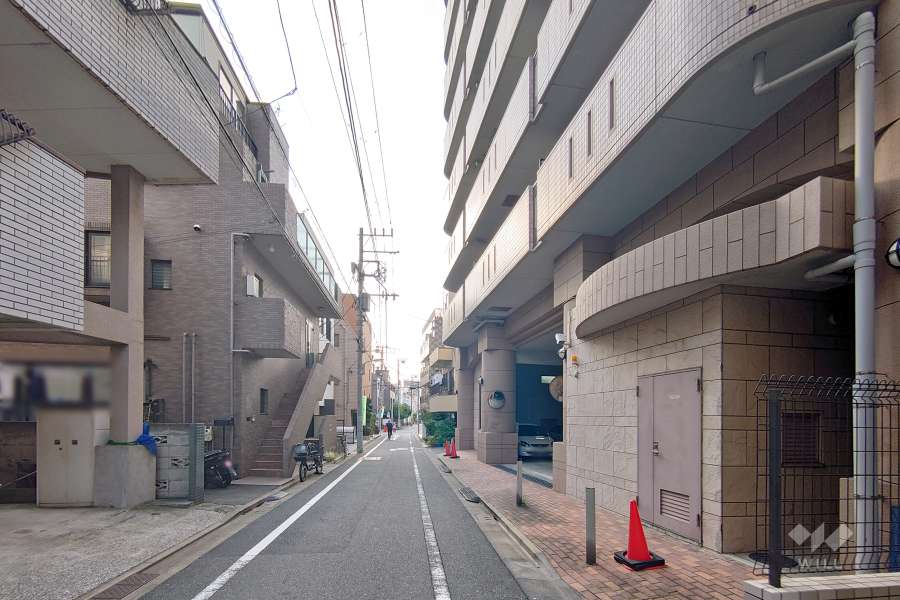 敷地南側の前面道路