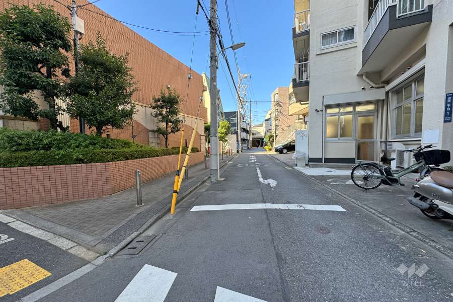 敷地北東側の前面道路