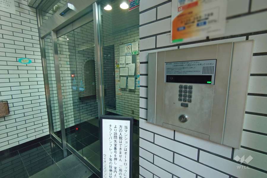 エントランスはオートロック付きです。