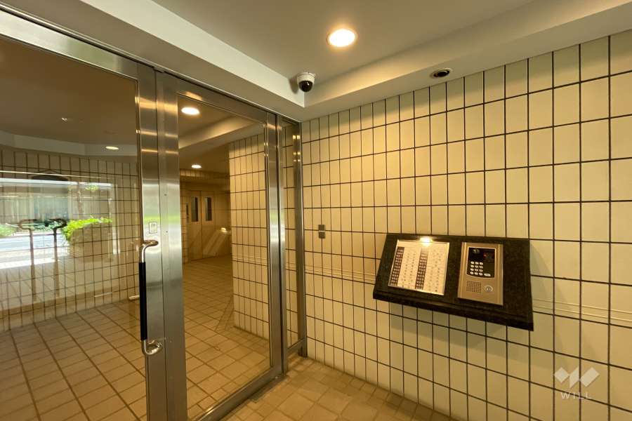 エントランスはオートロック付きです。