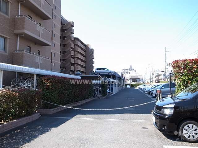 駐車場出入口（ロボットゲート付き）　駐車場は平面式と機械式とがあります。