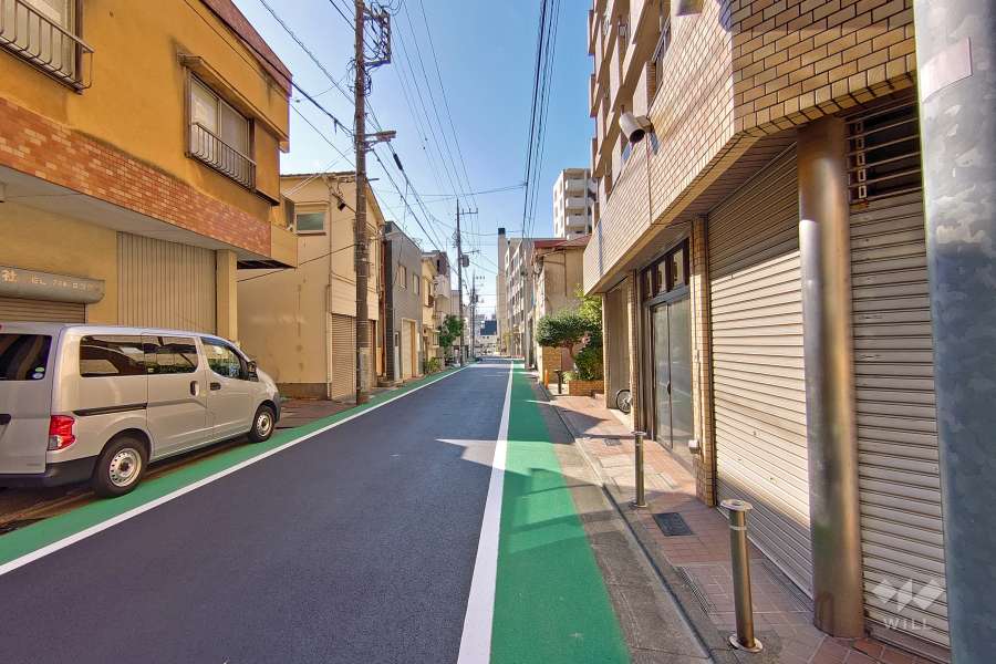 敷地南東側の前面道路（北東側から）