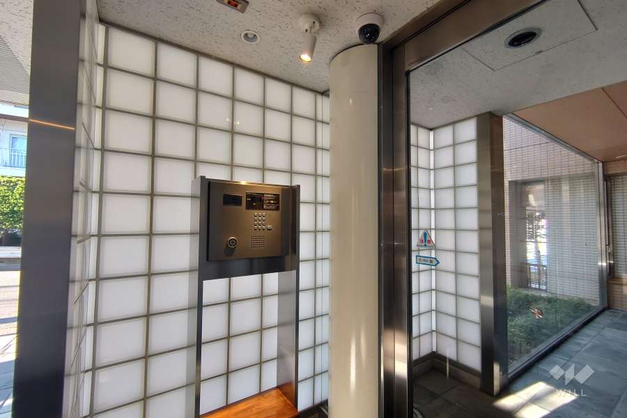 エントランスはオートロック付きです。