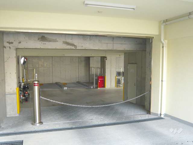 屋内駐車場への入り口にはロボットゲートが着いています