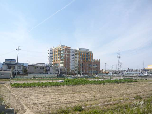 パレ武庫川プルミエール5の遠景。周辺は田畑の広がるのどかな住環境です