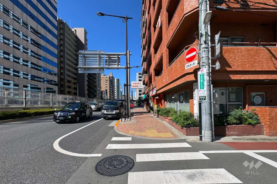 敷地南側前面道路は環状六号線です。