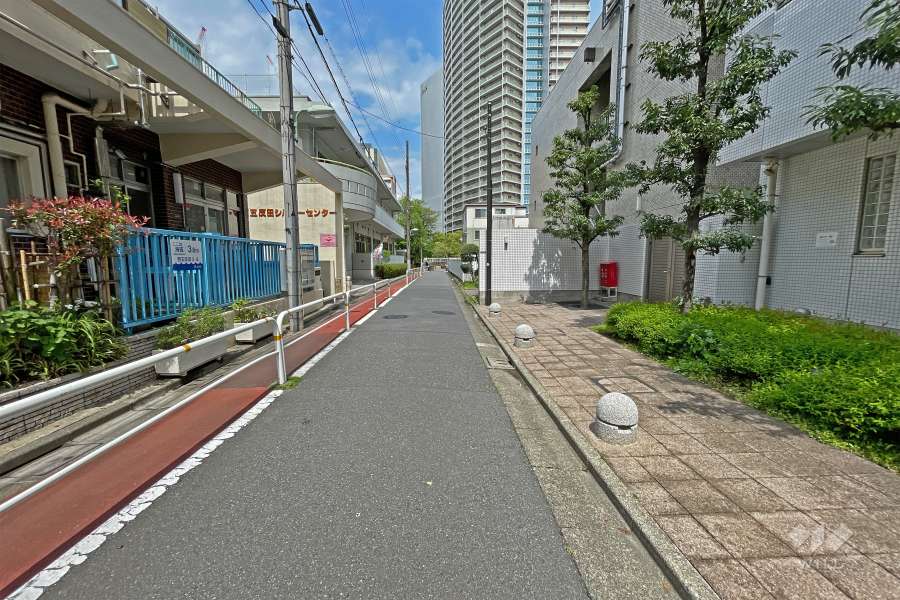 敷地の北西側道路（北東側から）