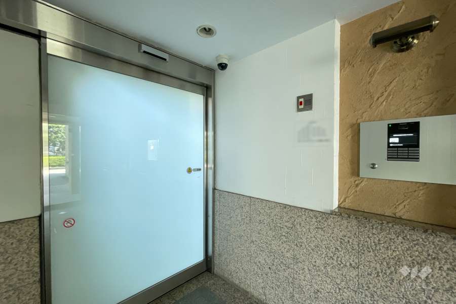 エントランスはオートロック付きです。