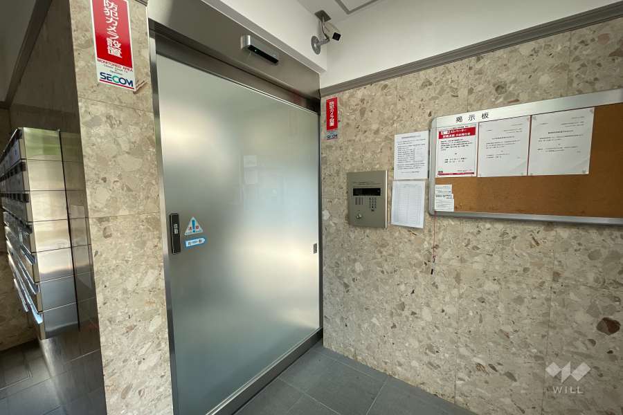 エントランスはオートロック付きです。