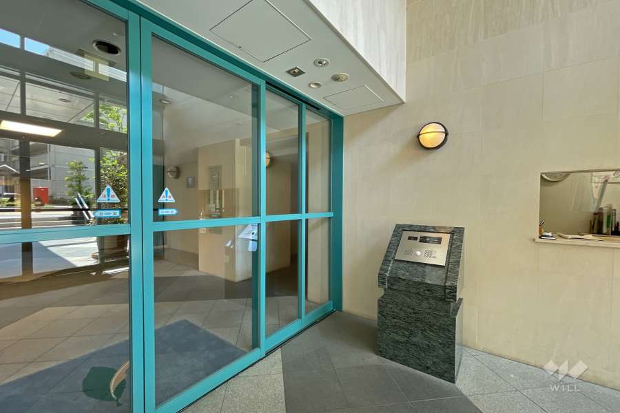 エントランスはオートロック付きです。