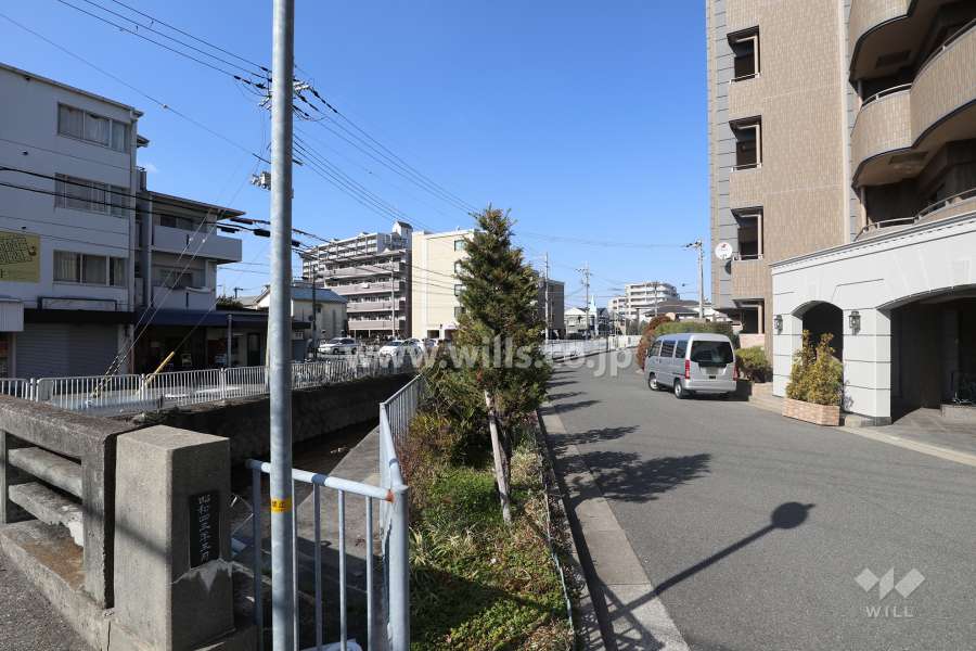 東側前面道路と川