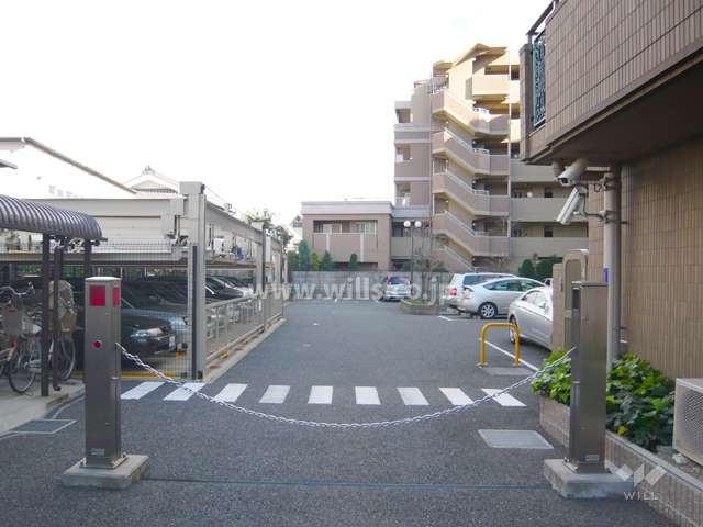 駐車場入口（ロボットゲート付き）