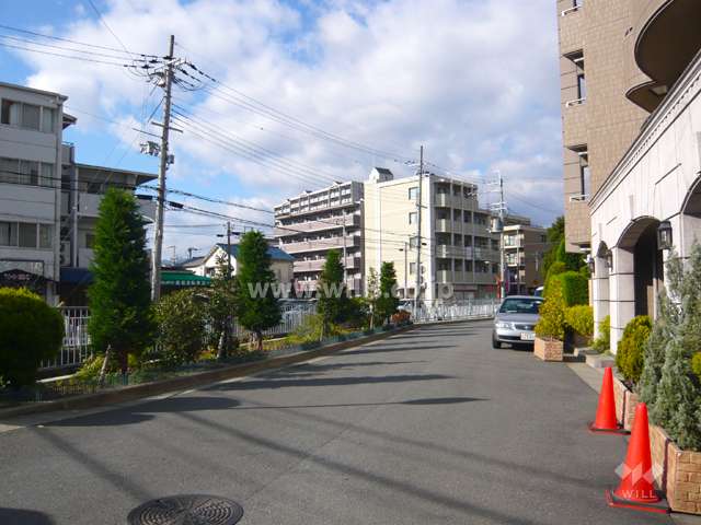周辺はマンションと一戸建てが混在する住宅地。敷地の西側には水路が流れています。