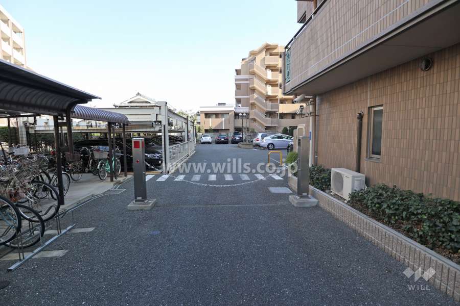 駐車場の出入口にはロボットゲートが設置されています。