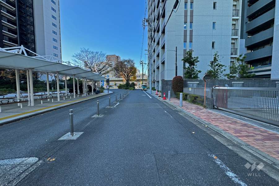 敷地南側の前面道路（東側から）