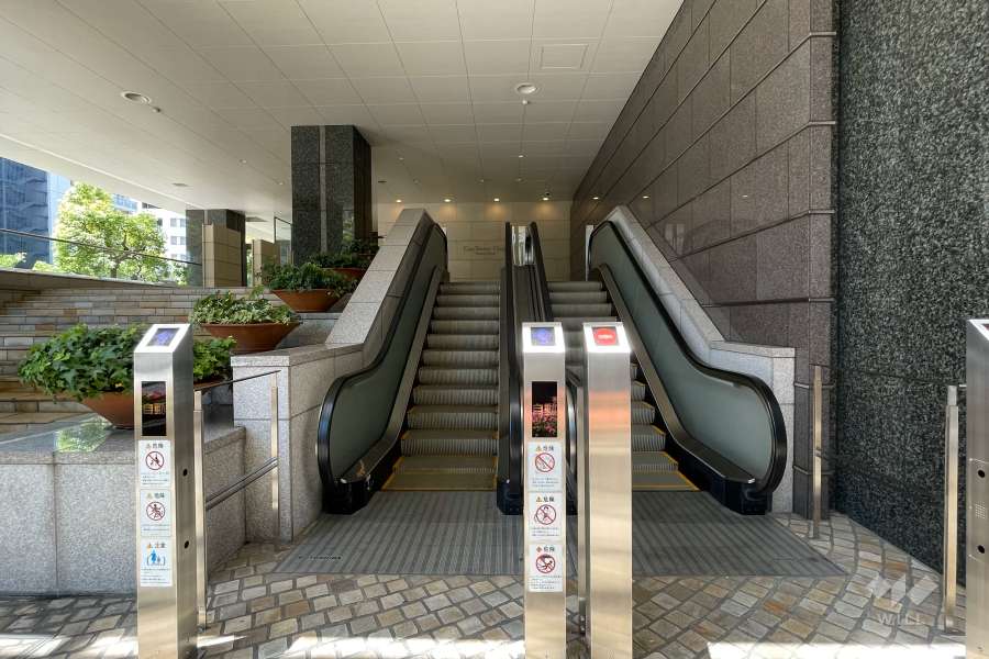 エントランスに続くエスカレーター