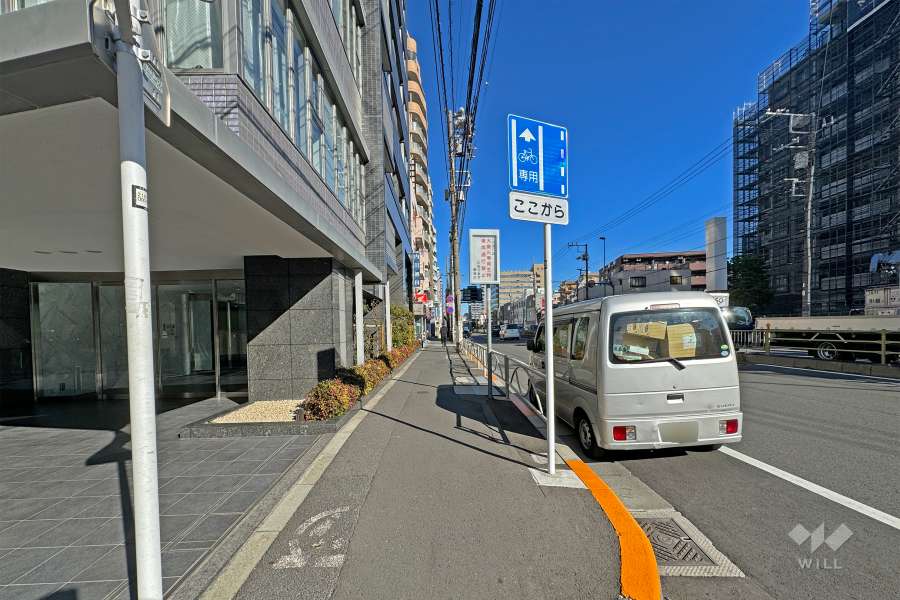 敷地の南東側前面道路は国道15号線です。（南西側から）