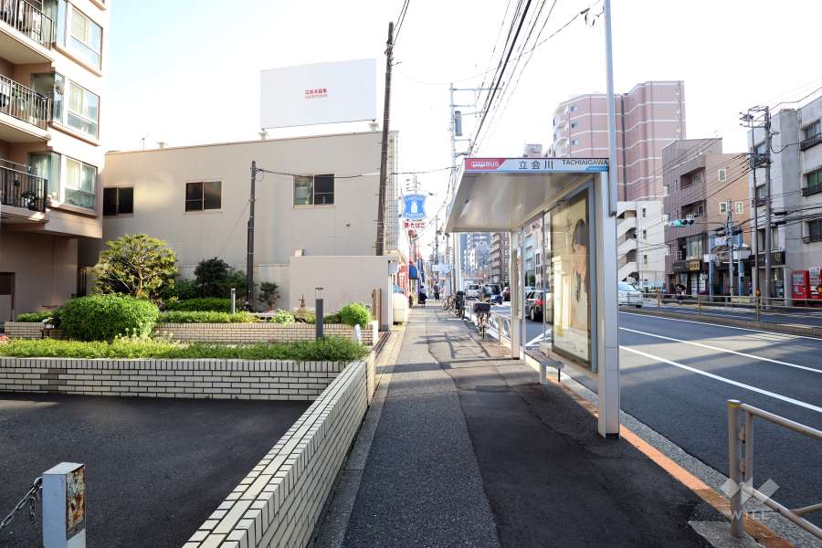敷地西側の前面道路は第一京浜（国道15号）が通っており、マンションの目の前に「立会川」バス停があります。