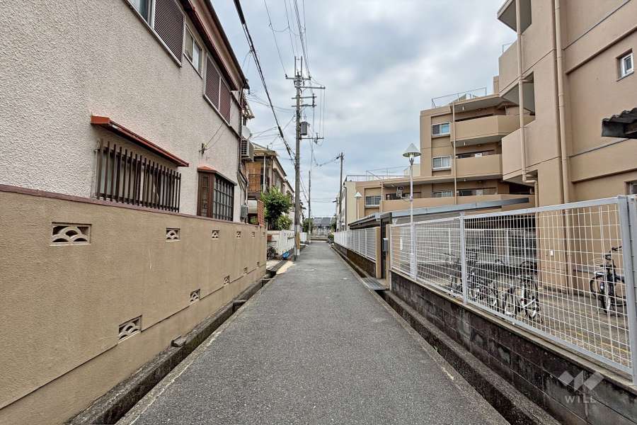 敷地北西側の前面道路(南西側から)