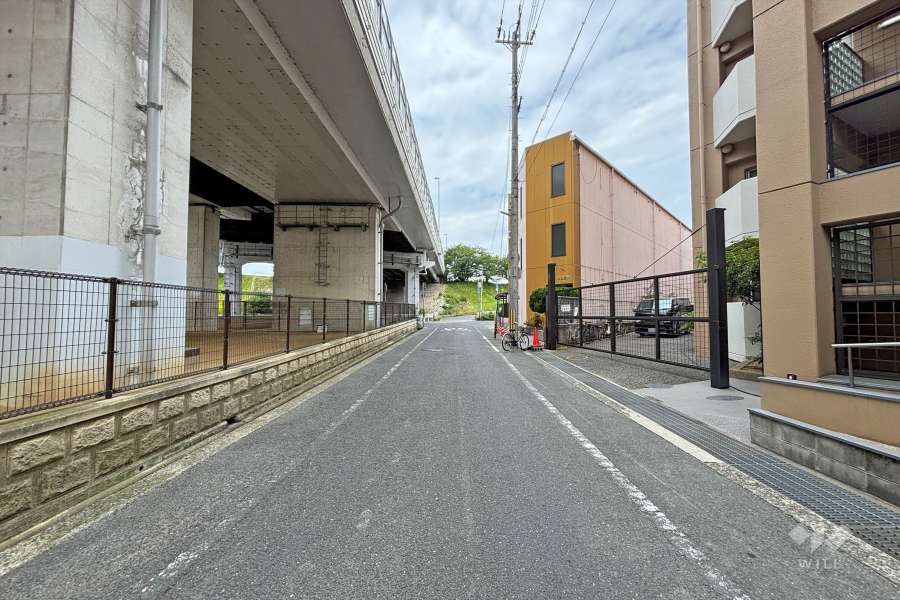 敷地南側の前面道路(東側から)