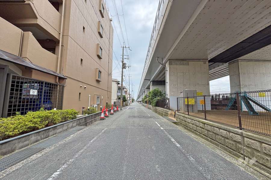 敷地南側の前面道路(西側から)
