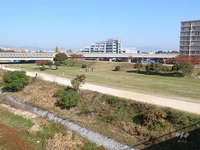 敷地西側を武庫川が流れており、河川敷は公園やグラウンドが整備されています。