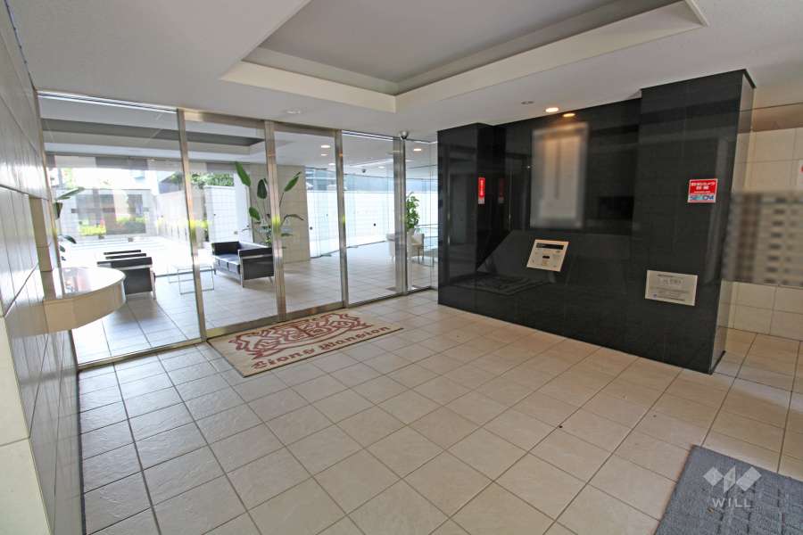 エントランスはオートロック付きです。