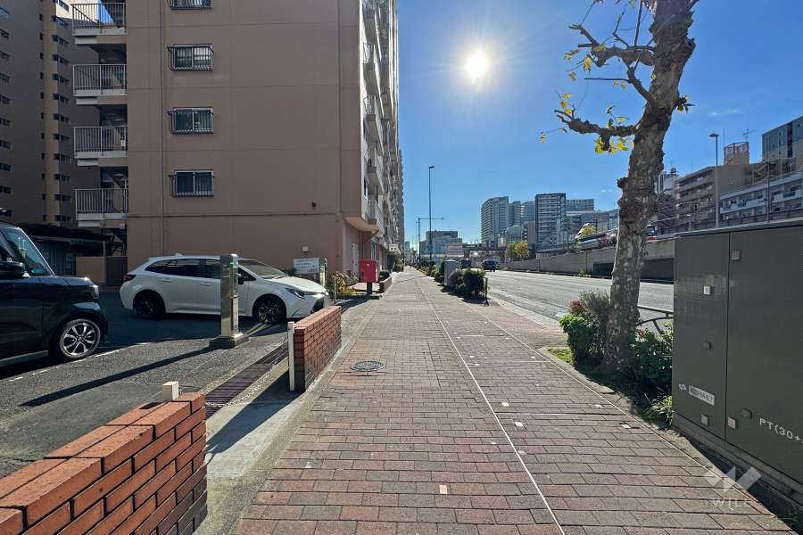 敷地西側の前面道路