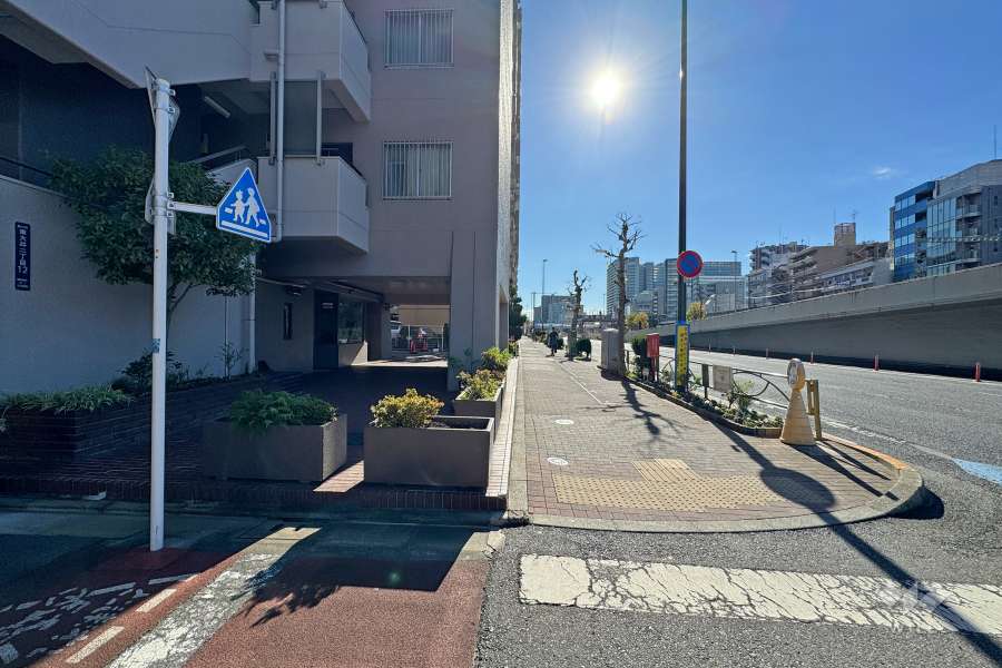 敷地西側の前面道路（北側から）