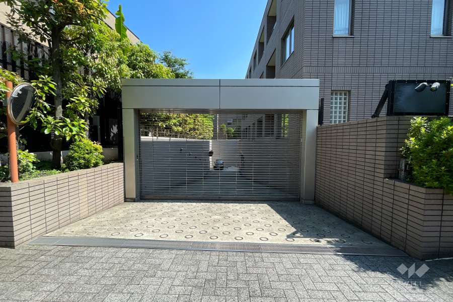 駐車場の出入り口（リングシャッター式）