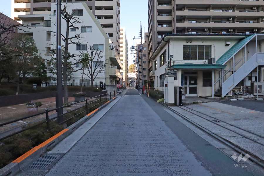 敷地西側の前面道路　