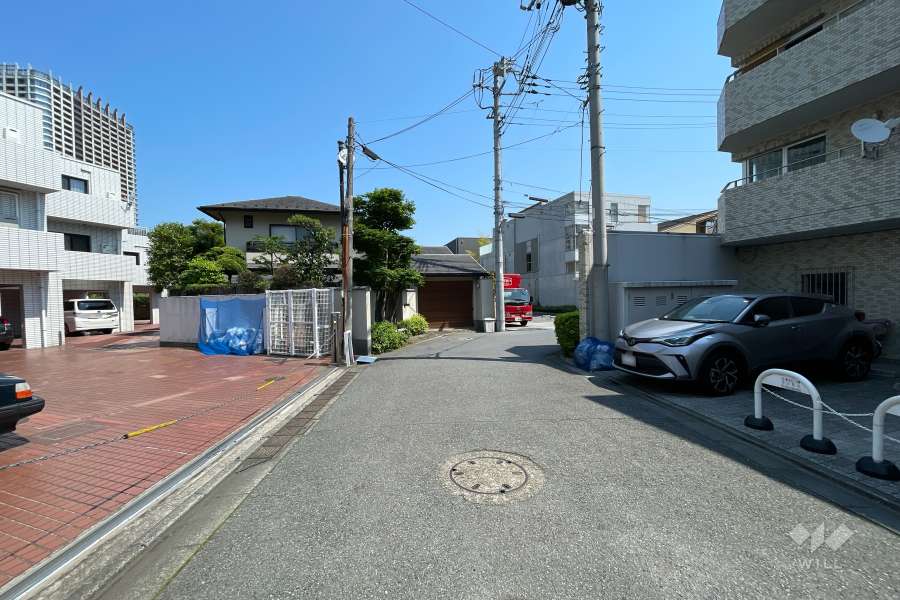 敷地東側の前面道路（南側から）