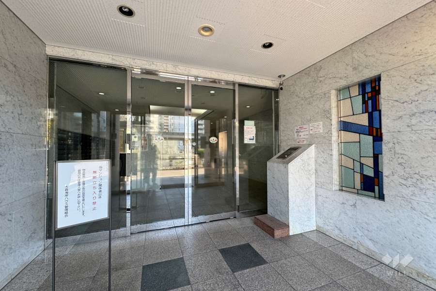 エントランスはオートロック付きです。