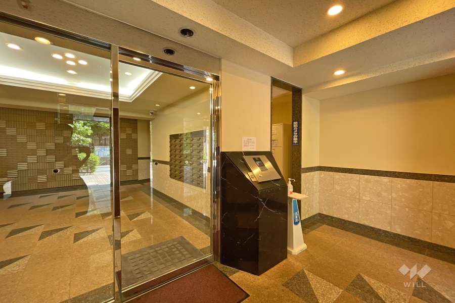 エントランスはオートロック付きです。