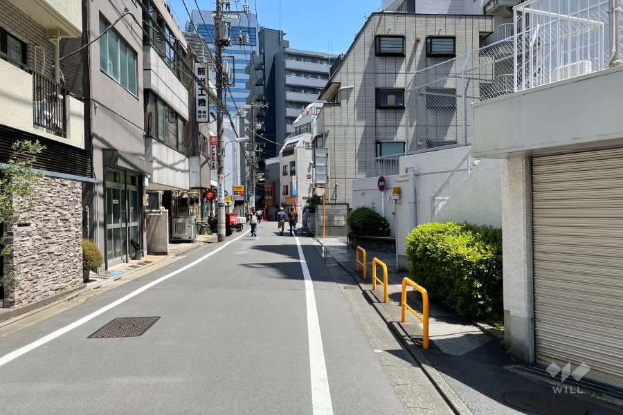 敷地北東側の前面道路（北西側から）