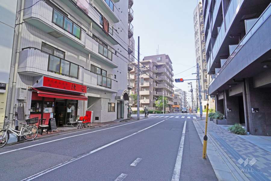 敷地東側の前面道路（南側から）