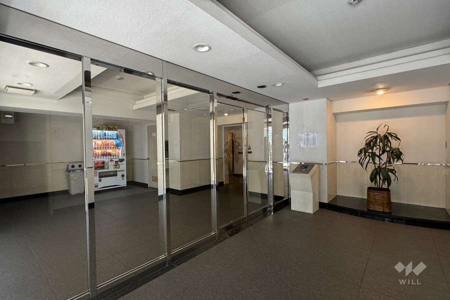 エントランスはオートロック付きです。