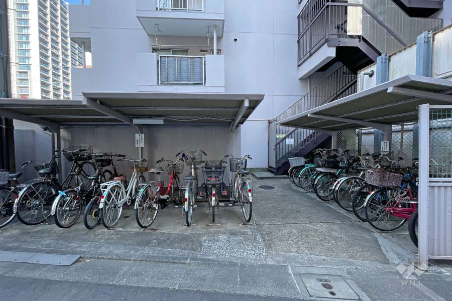 敷地西側の駐輪場（屋根付き）