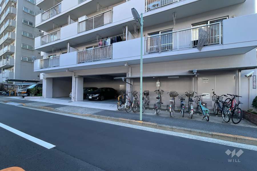 敷地東側の駐輪場（屋根付き）