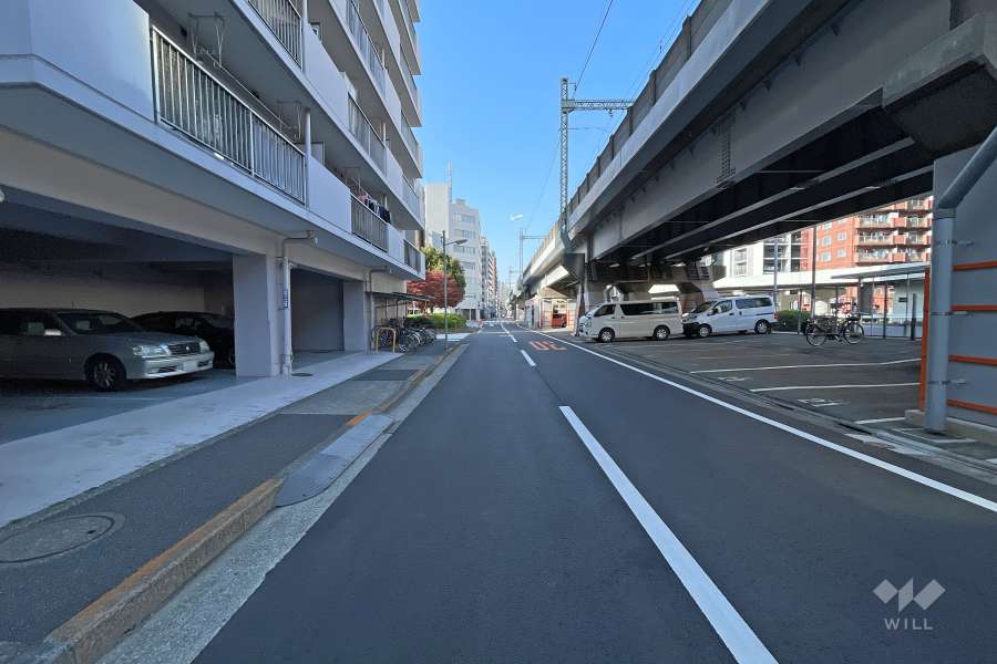 敷地東側の前面道路（南側から）