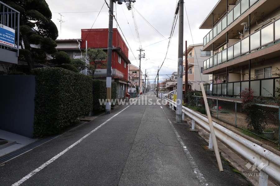 敷地南側の前面道路(東側から)