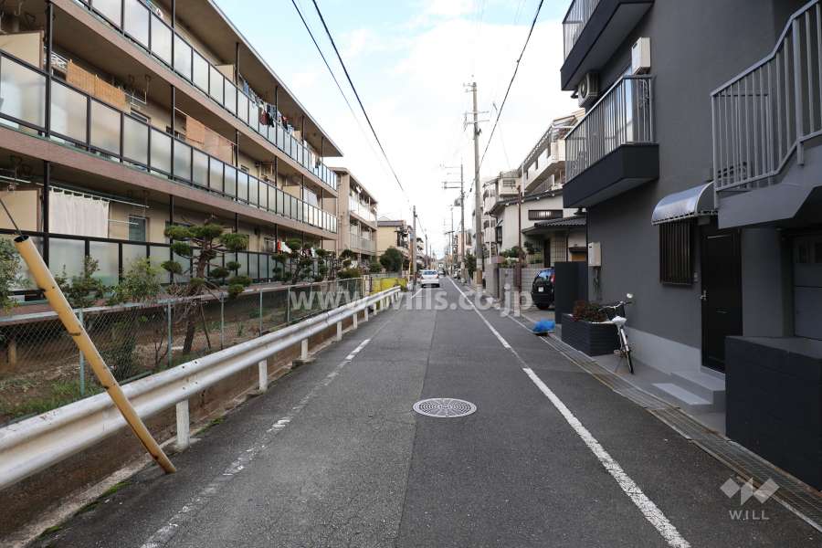 敷地南側の前面道路(西側から)