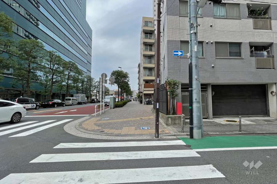 敷地南側の前面道路（東側から）
