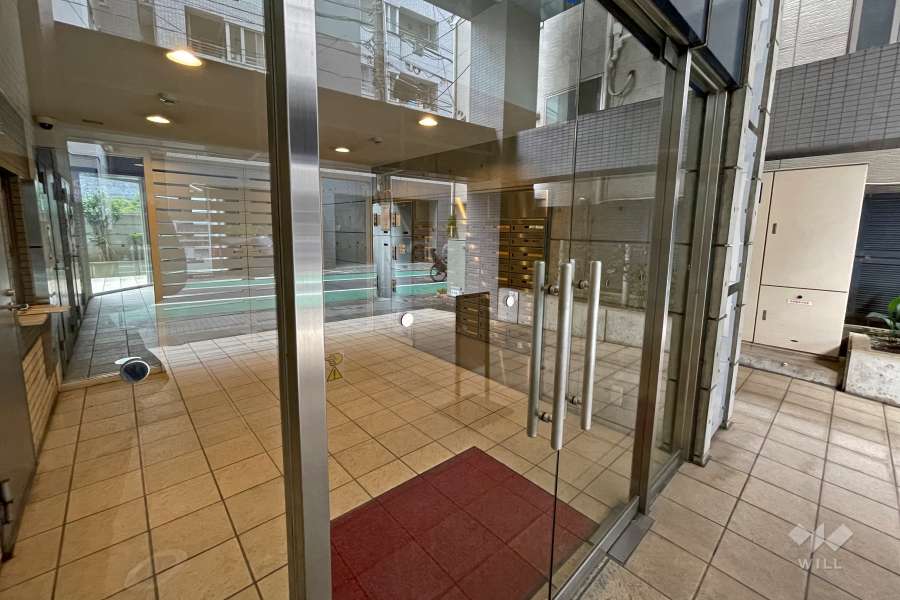 ガラス戸で開放感のあるエントランス