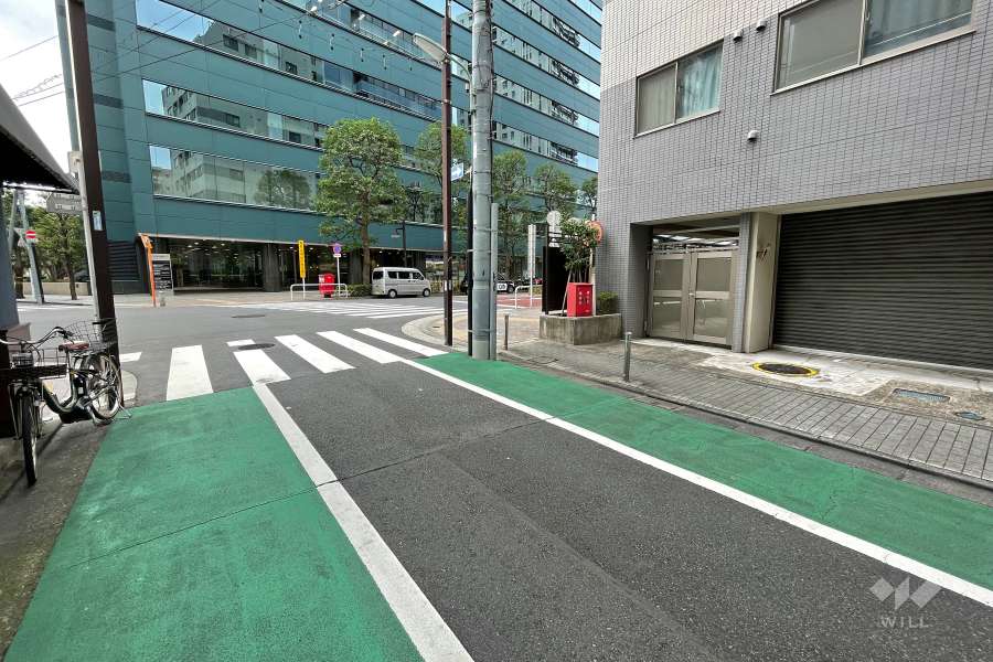 敷地東側の前面道路（北側から）