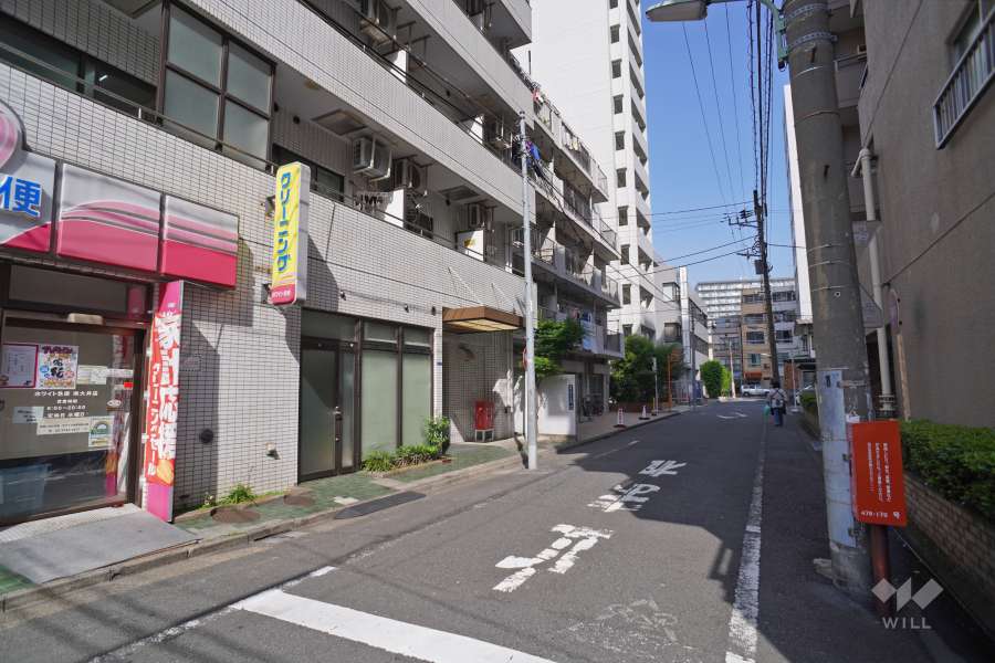 敷地北側の前面道路（西側から）