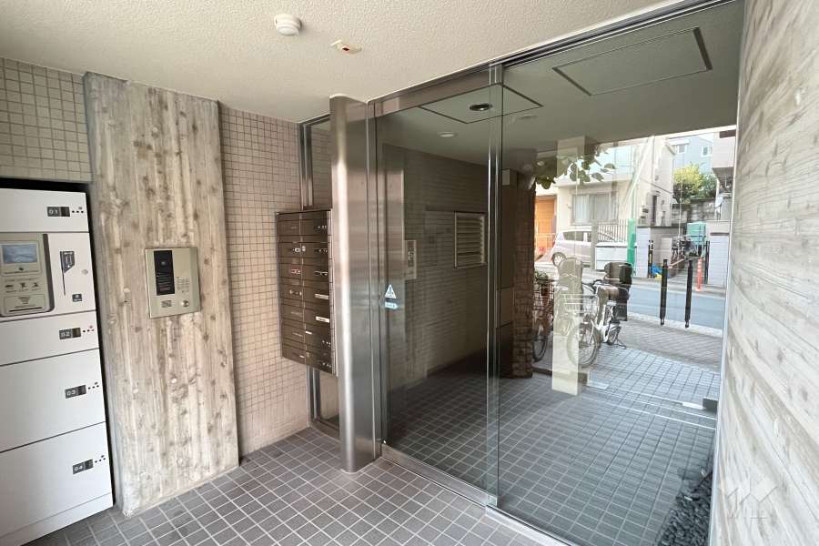 エントランスはオートロック付きです。