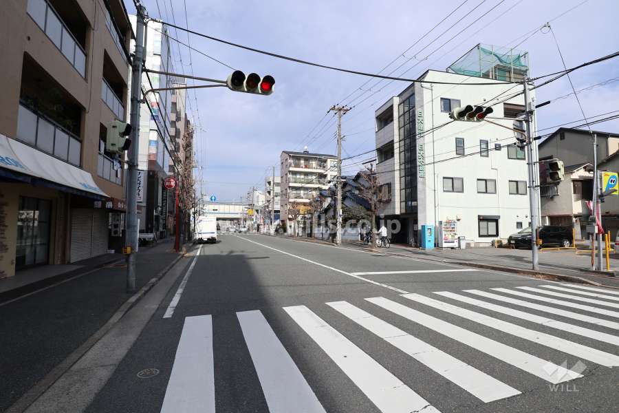 敷地東側の前面道路(南側から)　※二車線のバス通り（道意線）です。