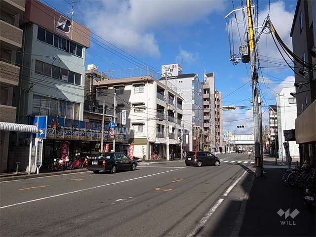 敷地の東側は二車線のバス通り（道意線）に面しています。