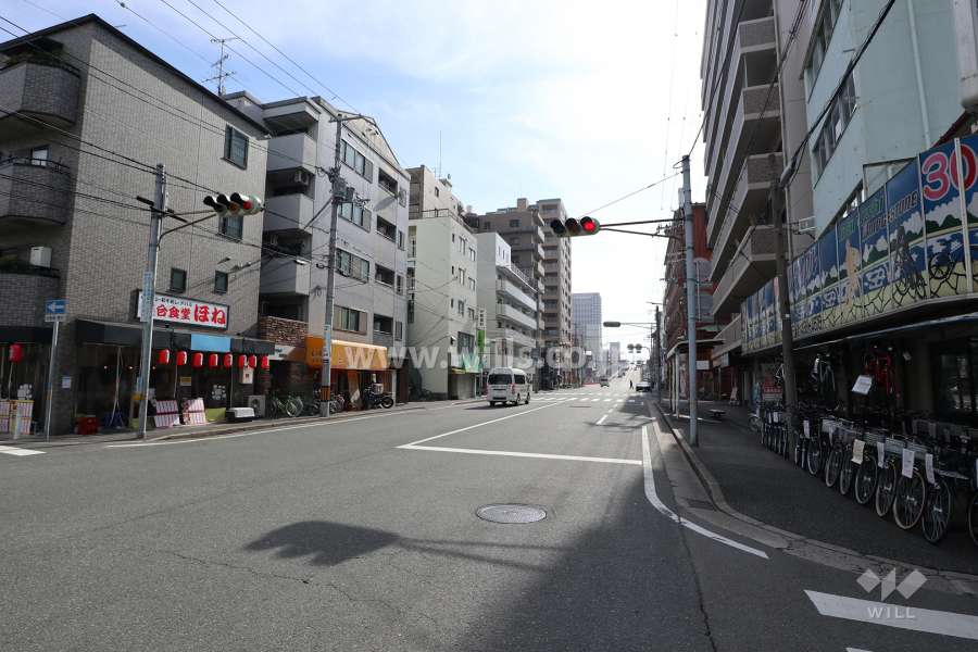敷地東側の前面道路(北側から)※二車線のバス通り（道意線）です。